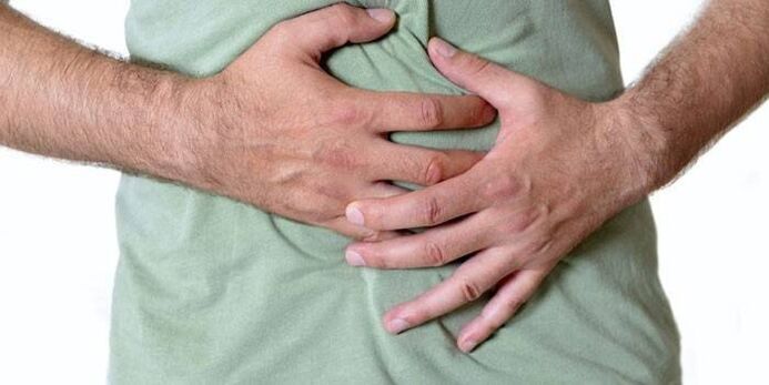 Bauchschmerzen können Symptome einer Helminthiasis sein