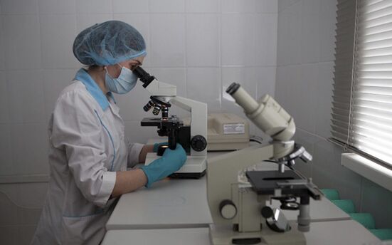 Mit der Mikrohelminthoskopie können Parasiten im Kot nachgewiesen werden