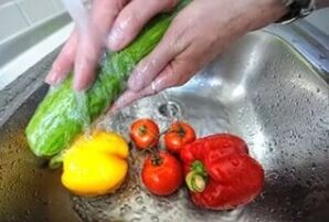 Gemüse waschen, um Schädlingsbefall zu verhindern